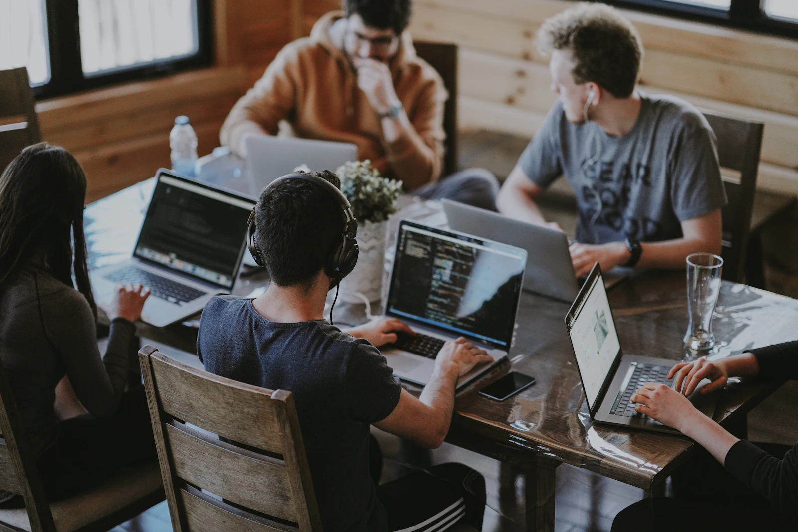 Outsourcing de Desenvolvimento de Software: Vale a Pena Terceirizar em 2026?